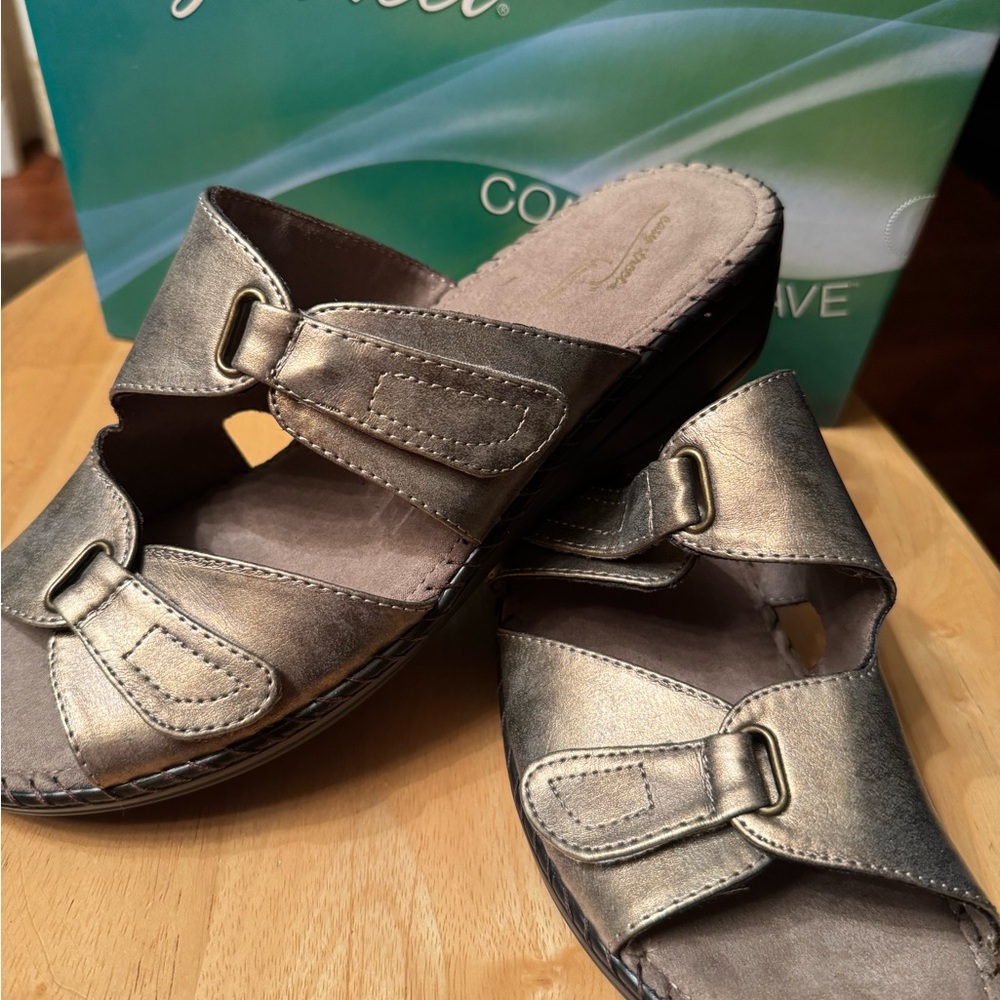 Easy Street soft  Bronze Buckle sandals flexible sole NEW size 11 M